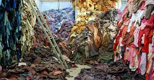 Photo of unused garments courtesy of www.fastfashion-dieausstellung.de