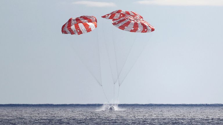 The Artemis I capsule splashing into the Pacific Ocean (skynews.com)