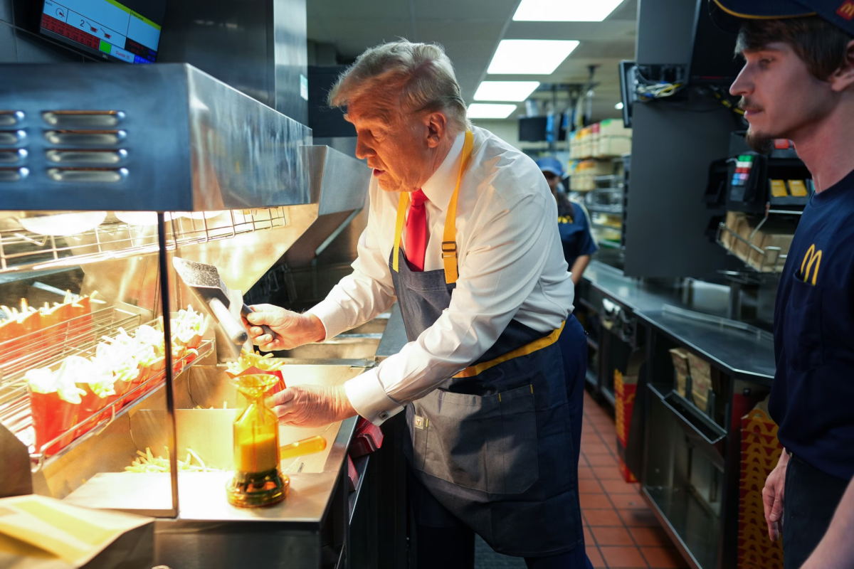 Former U.S. President Donald Trump works behind the counter making French fries during a visit to McDonald's restaurant. ( ABC NEWS , Oct 20 )