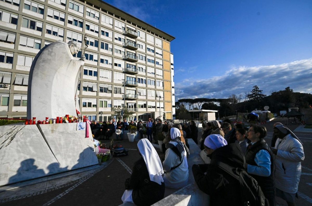 People praying in front of Gemelli hospital