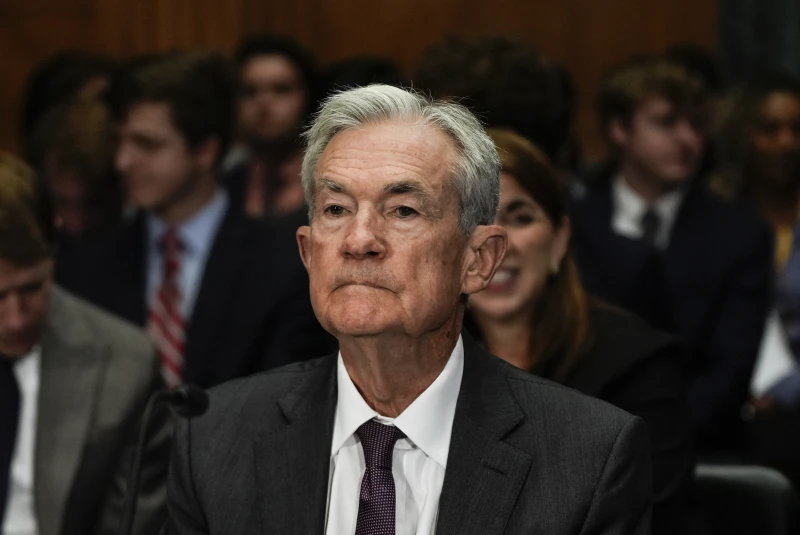 Chairman Powell arrives before a Senate committee for a banking hearing